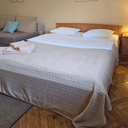 Home Hotel Apartments On Lva Tolstogo Kijów Zewnętrze zdjęcie
